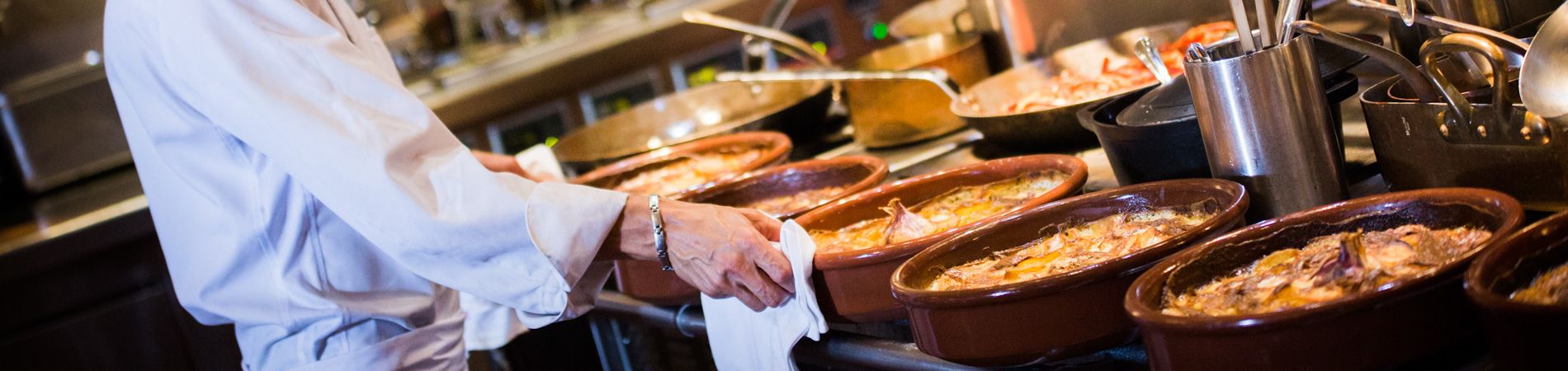 Preparación para el asador del grand buffet de narbonne.