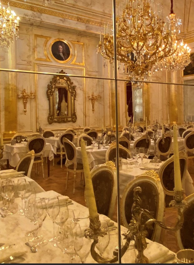 <p>Le luxe raffiné des dorures dans une atmosphère néo-classique, cette salle hors du temps est dédiée à Jean de La Fontaine et décorée de panneaux peints illustrant Les Fables les plus classiques.</p>
