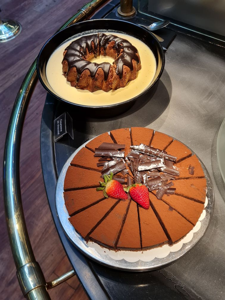 <p>Couronne de chocolat et Palet au chocolat, 2 des 80 desserts des Grands Buffets</p>

