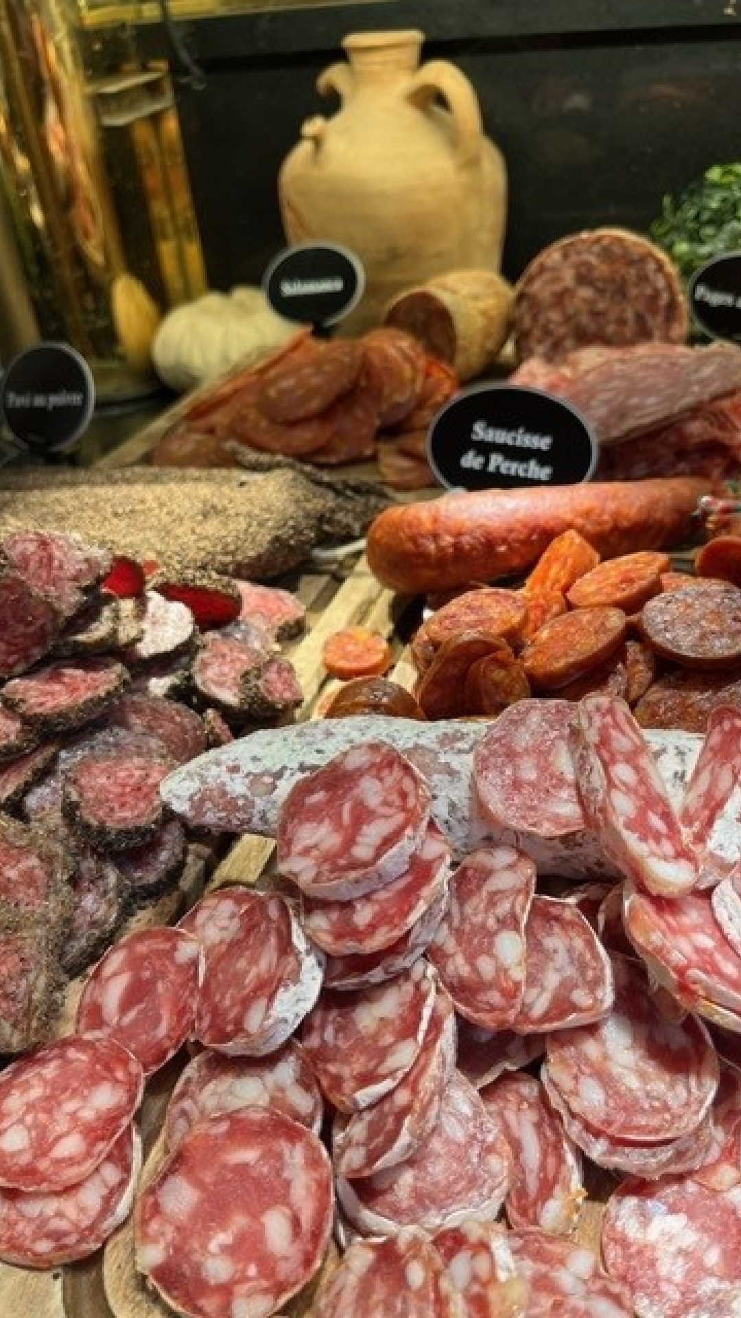 <p>Un choix Gargantuesque de charcuterie</p>
