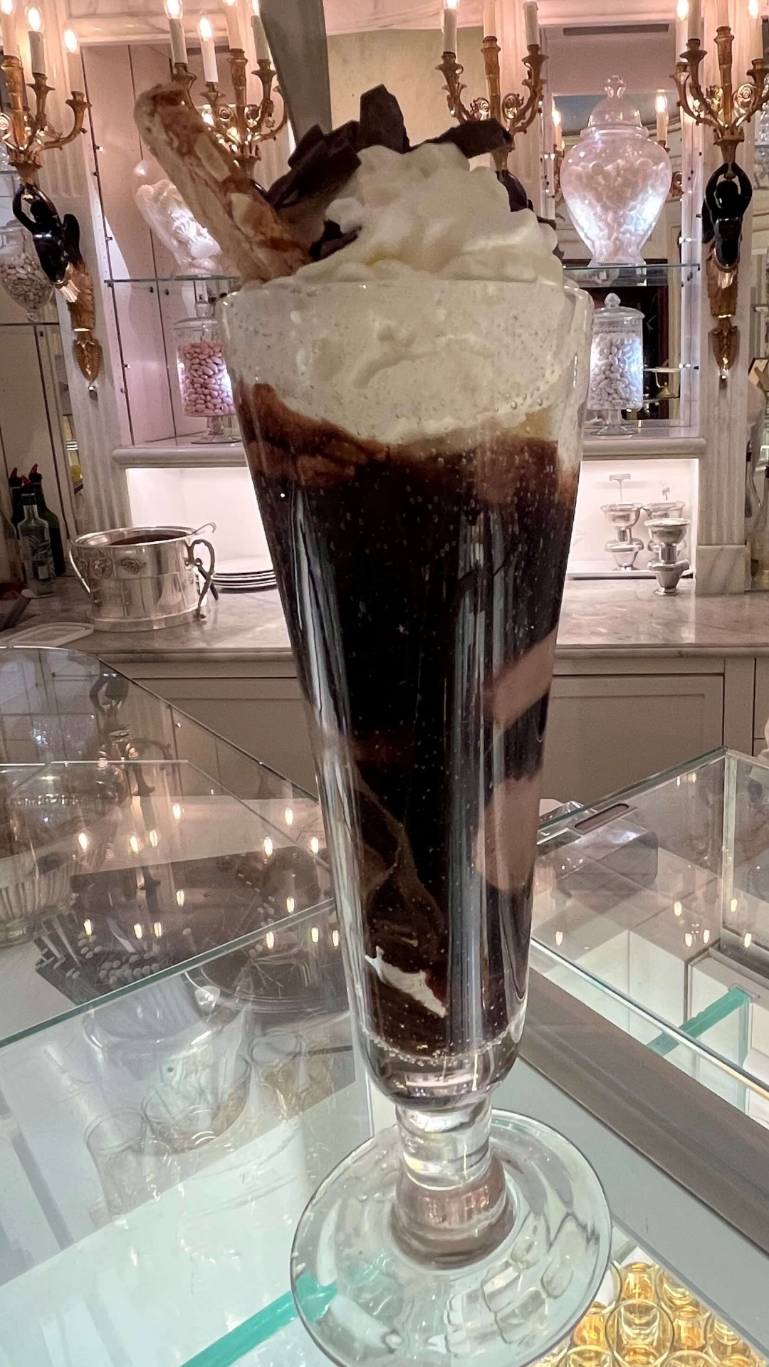 <p>La spectaculaire coupe de chocolat liégeois du glacier des Grands Buffets</p>
