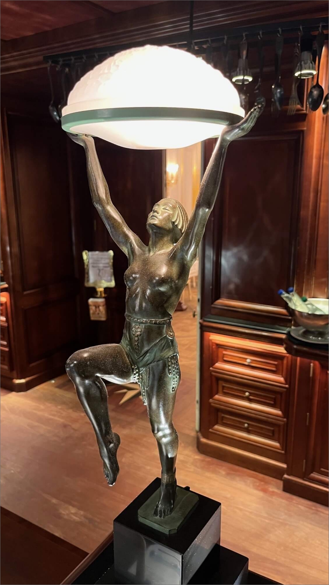 <p>Max le Verrier<br />
Lampe « danseuse à la coupe » circa 1925</p>
