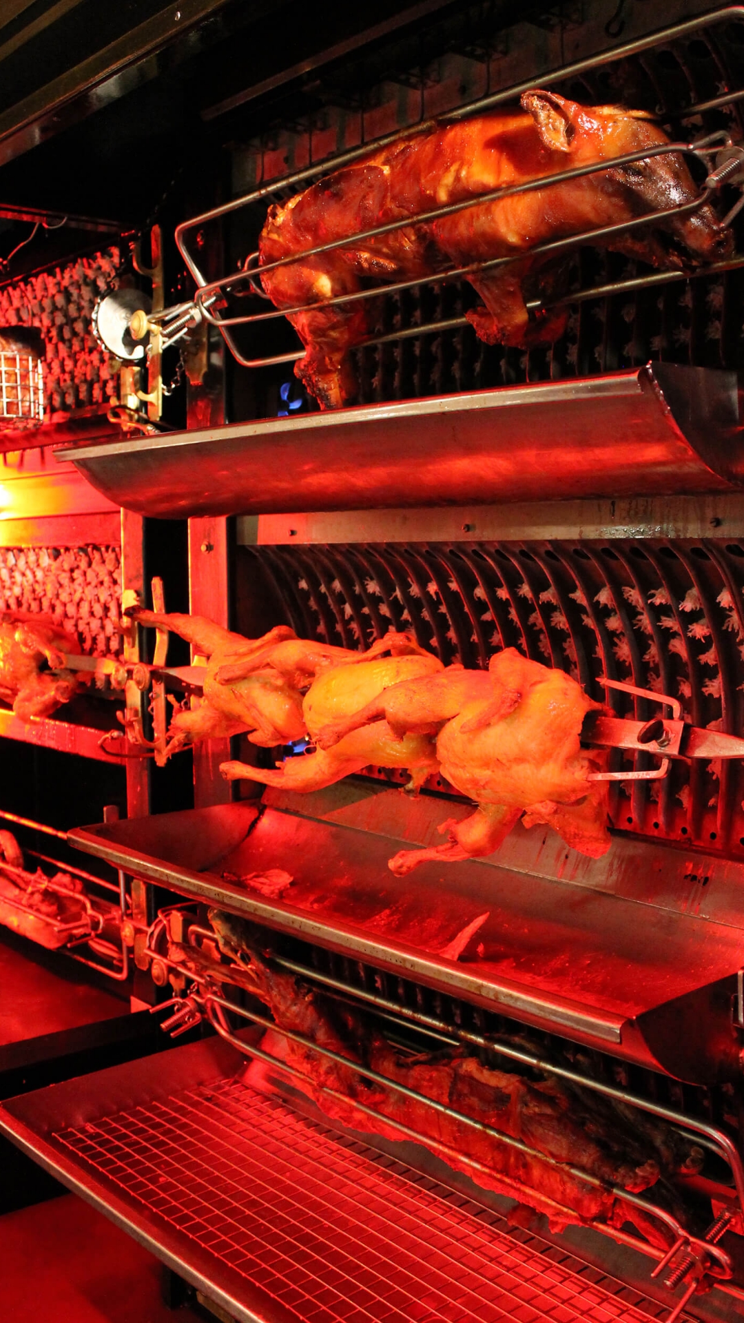 <p>Cochons de lait, gigots, canards… à la carte des viandes à la broche</p>

