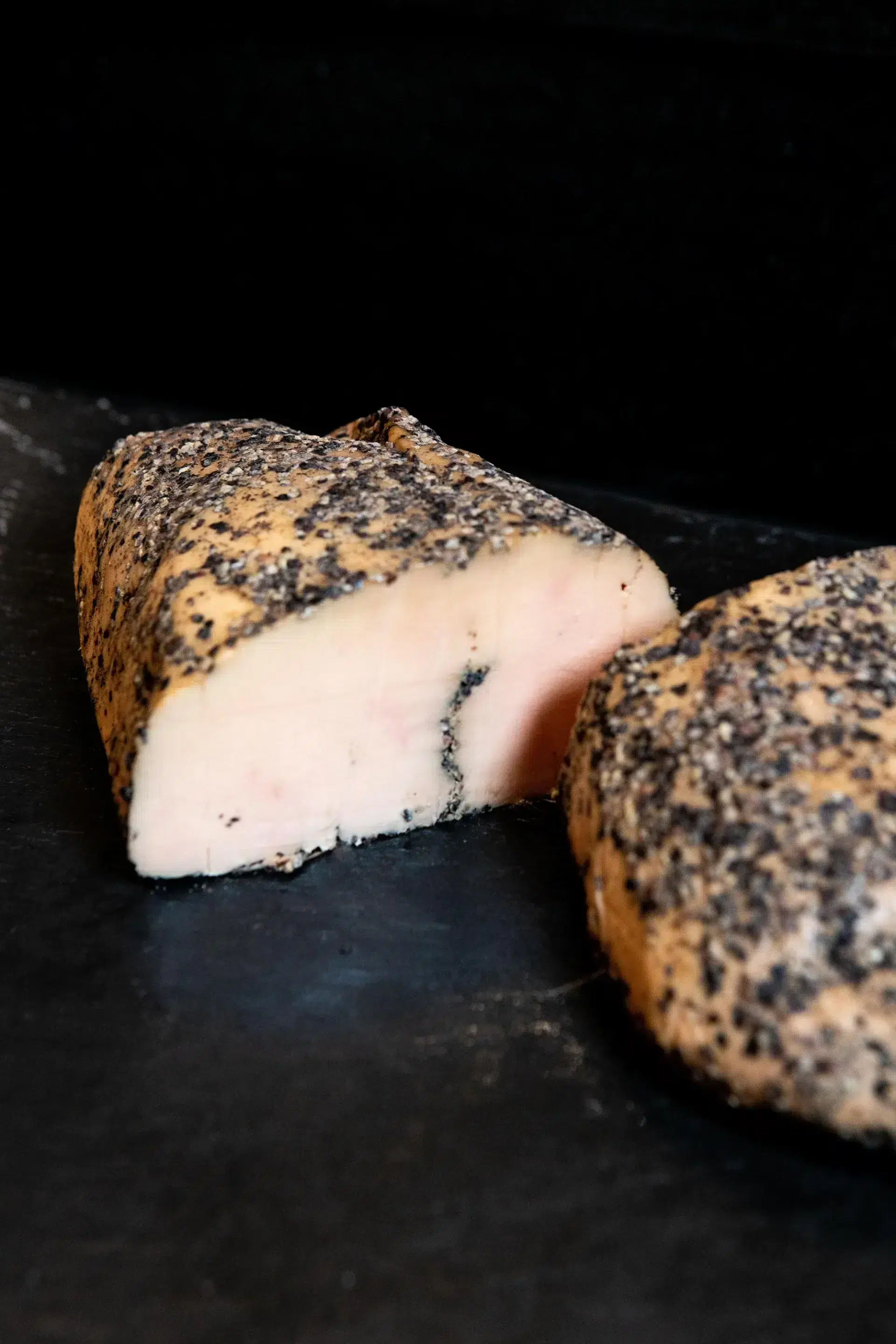 <p>Le lobe de foie gras de canard au poivre</p>
