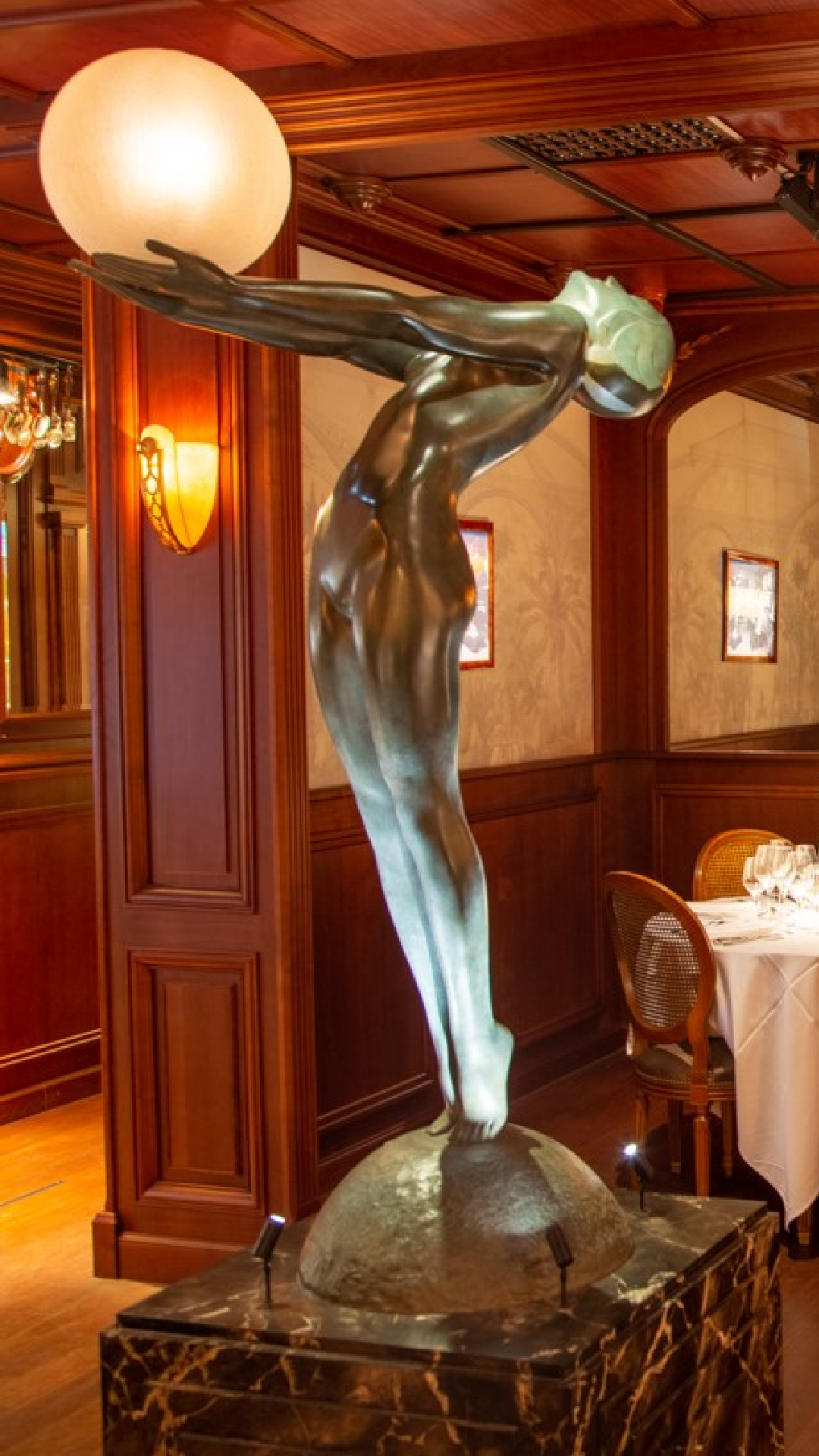 <p>Max le Verrier<br />
« La Clarté », sculpture en bronze</p>
