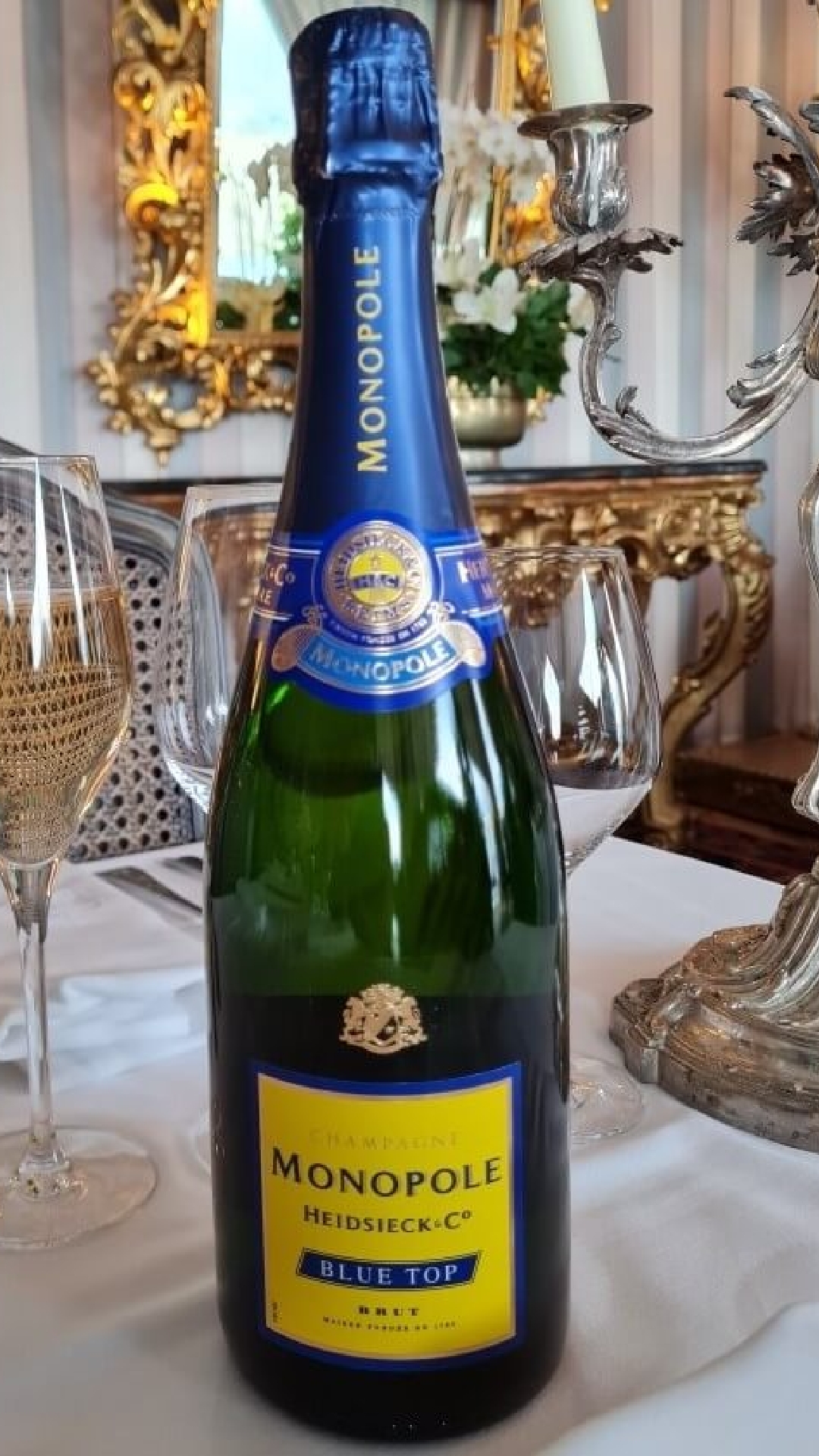 <p>Le Champagne historique du Titanic,<br />
cuvée Monopole de la Maison Heidsieck<br />
servi au prix du caveau</p>
