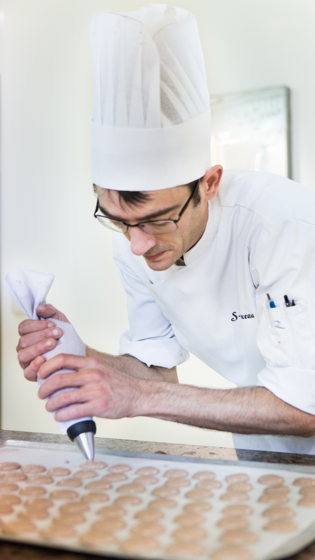 <p>Le dressage des macarons par le Chef pâtissier</p>

