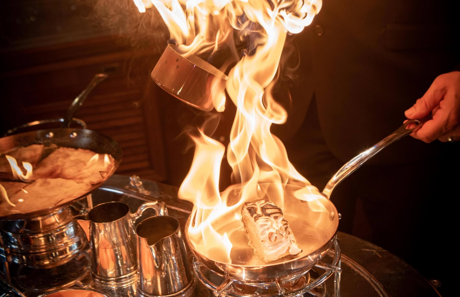 buffet des desserts flambés du restaurant à volonté Les Grands Buffets Narbonne
