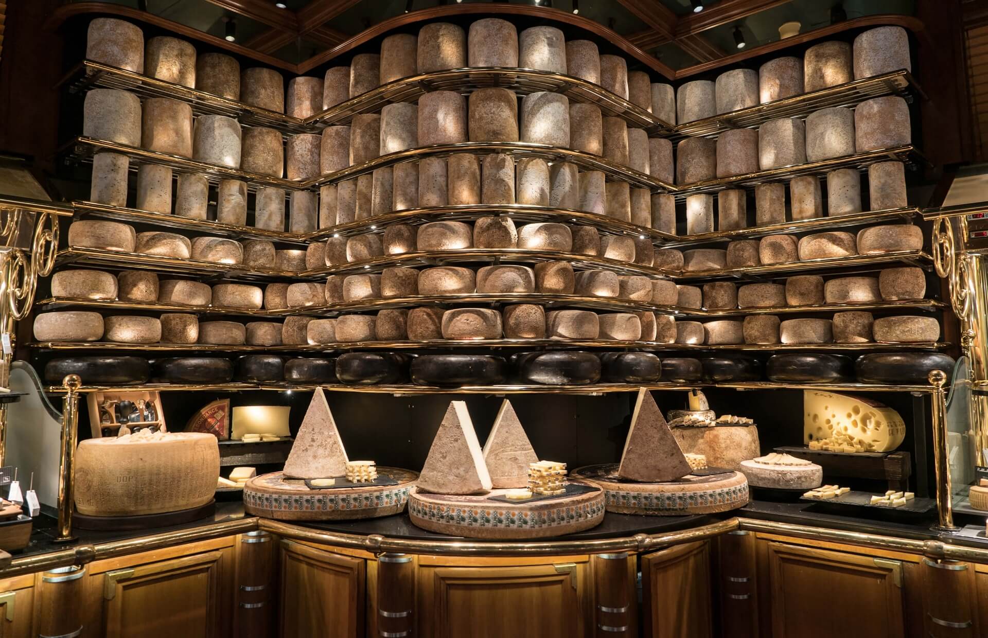buffet des fromages du restaurant à volonté Les Grands Buffets Narbonne