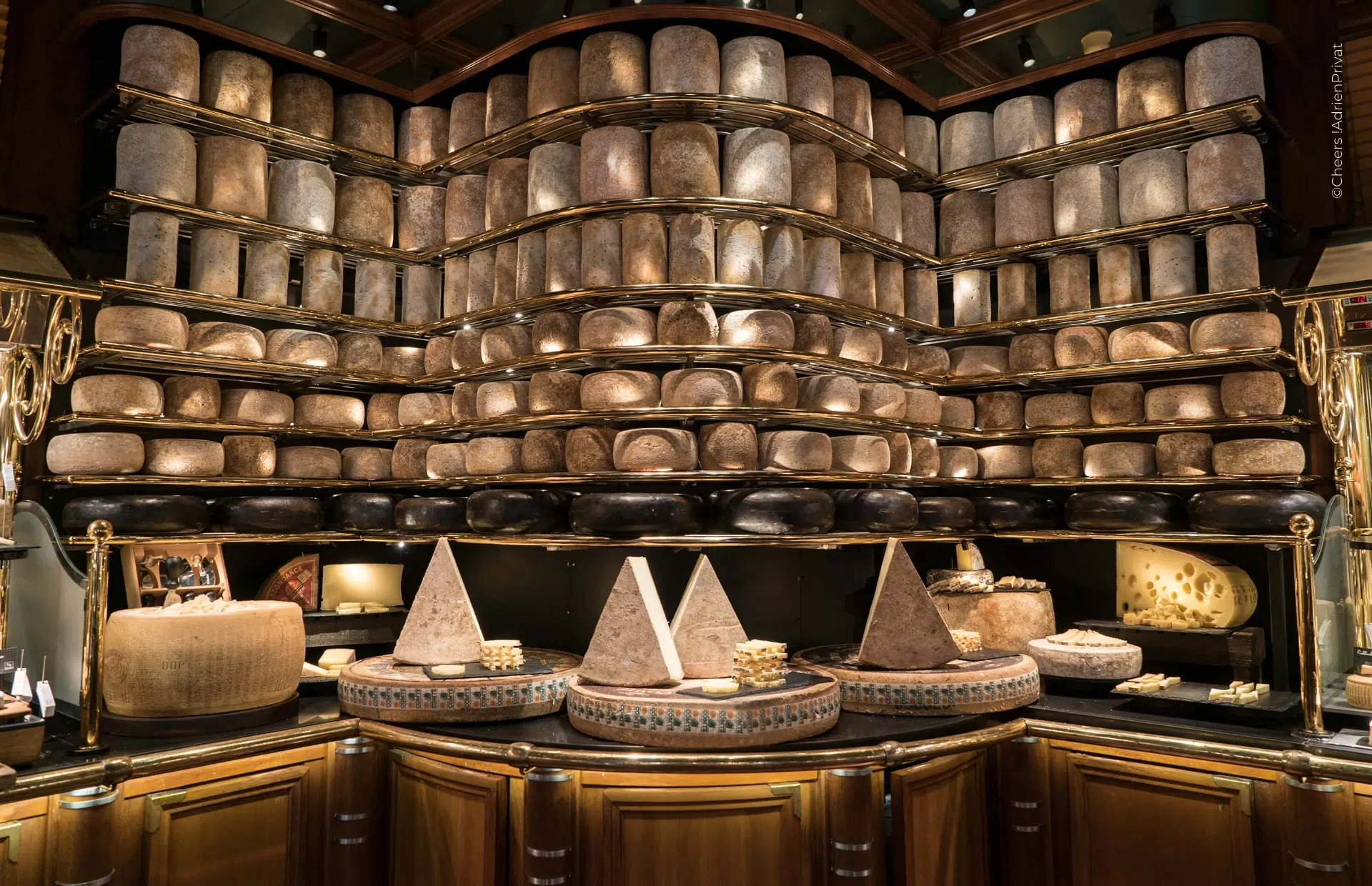 le buffet des fromages du restaurant à volonté Les Grands Buffets Narbonne