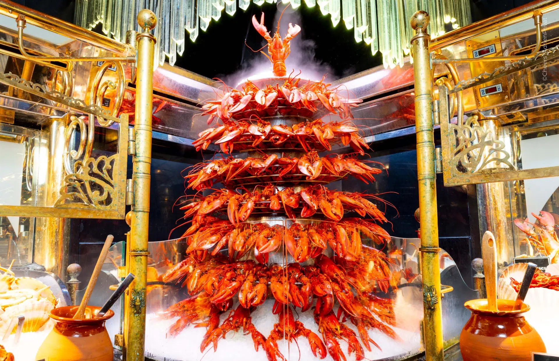 La spectaculaire cascade de homards du restaurant à volonté Les Grands Buffets Narbonne