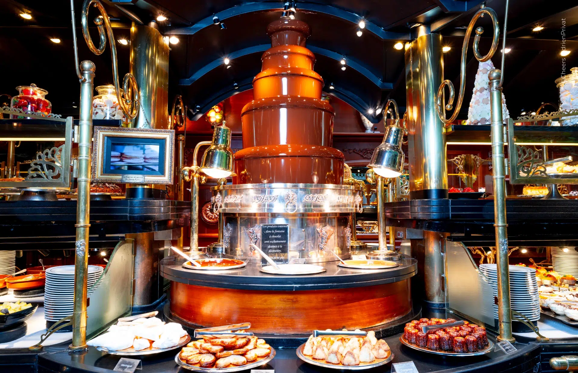 le buffet des patisseries du restaurant à volonté Les Grands Buffets Narbonne